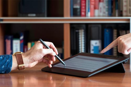 © katja - stock.adobe.com Foto: Personen bedienen Tablet
