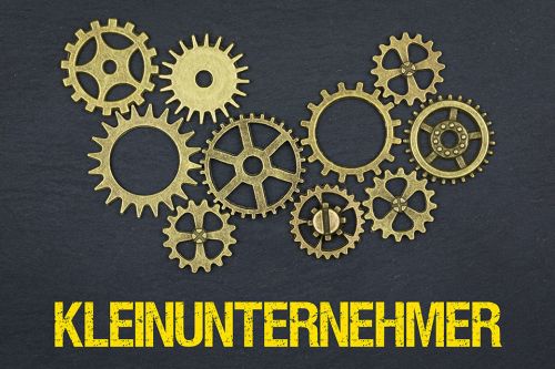© magele-picture - stock.adobe.com Foto: Zahnräder und Schriftzug Kleinunternehmer